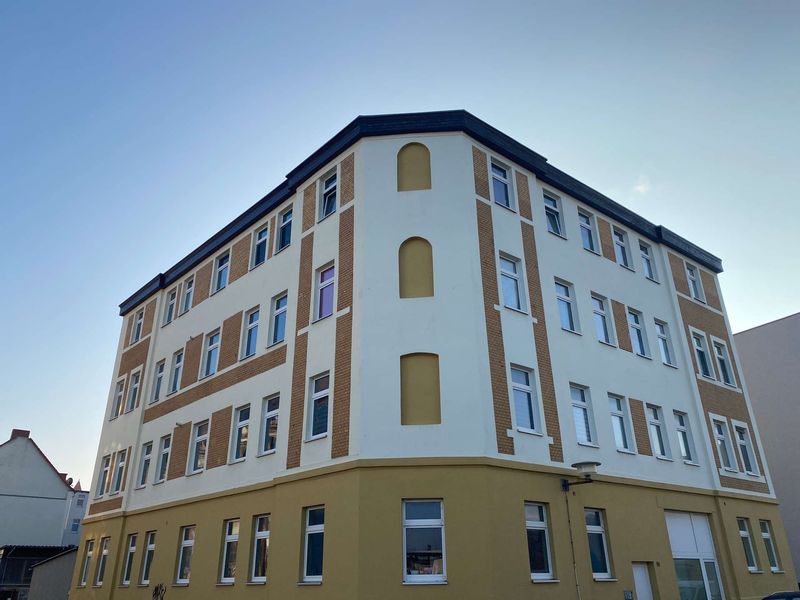 Große, voll möblierte 2-Raum-Wohnung im Hochparterre mit angenehmem Schnitt und Badewanne!